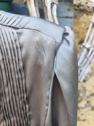  Ideal para celebraciones. Blusa plateada hombrera