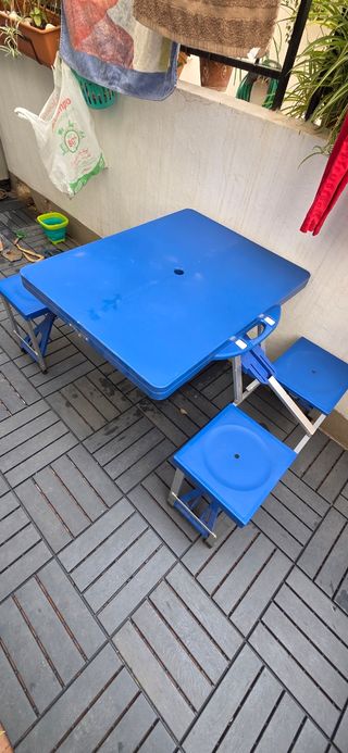 Mesa de camping plegable.