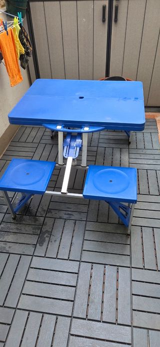 Mesa de camping plegable.