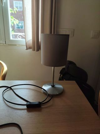 Lamparita de mesa gris y plateada