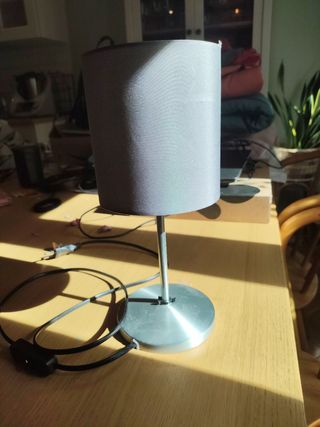 Lamparita de mesa gris y plateada