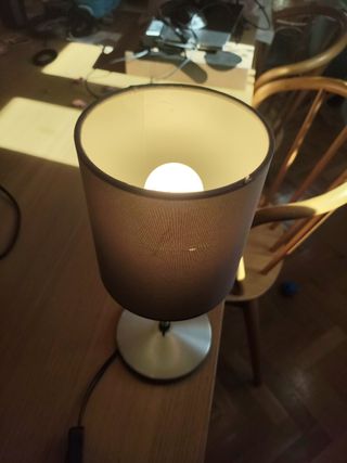 Lamparita de mesa gris y plateada