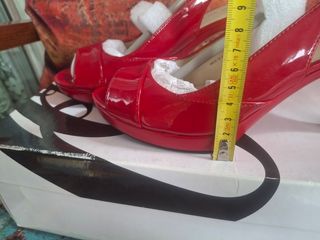Zapato abierto Nine West rojo charol