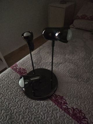 Lámpara de mesa negra y plateada