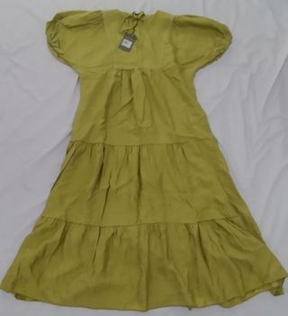 Vestido verde oliva con volantes