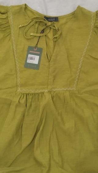 Vestido verde oliva con volantes