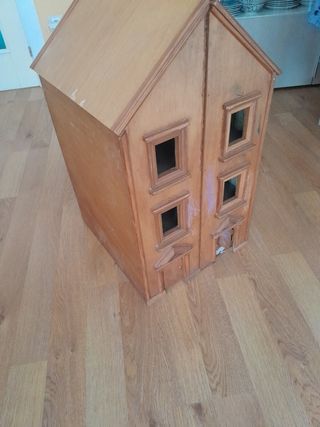 Casa de muñecas de madera