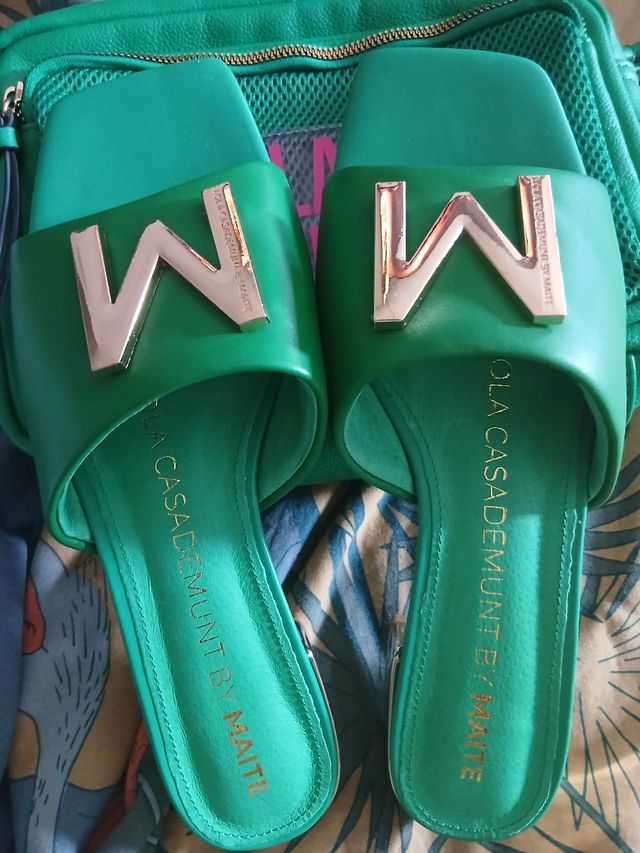 Bolso Lola CSDMNT verde a juego con sandalias