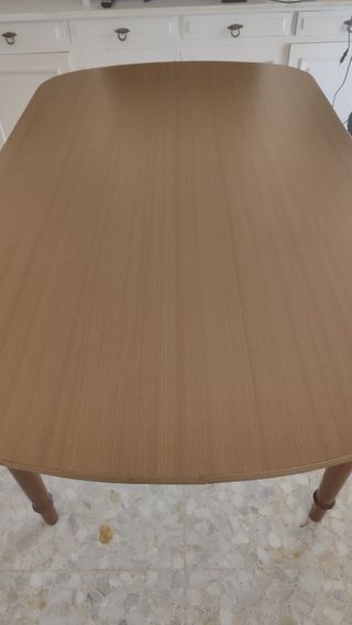 Mesa de comedor de madera
