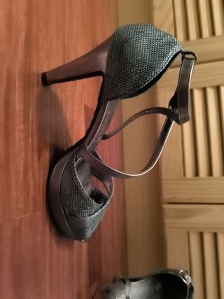 Tacones plateados talla 40