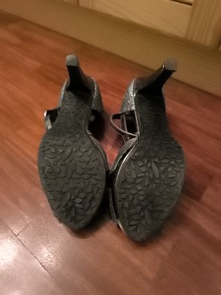 Tacones plateados talla 40