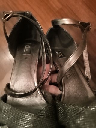 Tacones plateados talla 40