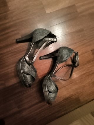 Tacones plateados talla 40