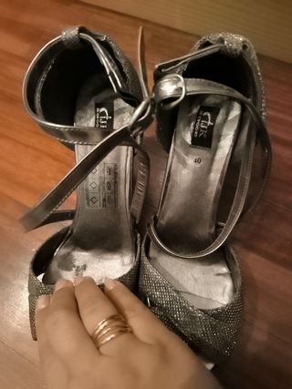 Tacones plateados talla 40