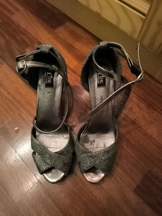 Tacones plateados talla 40