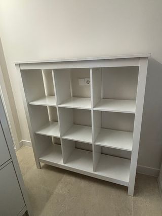 Estantería de madera blanca