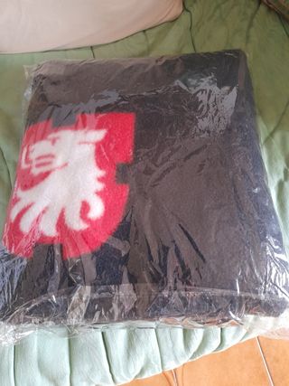 Coperta in pile con stemma