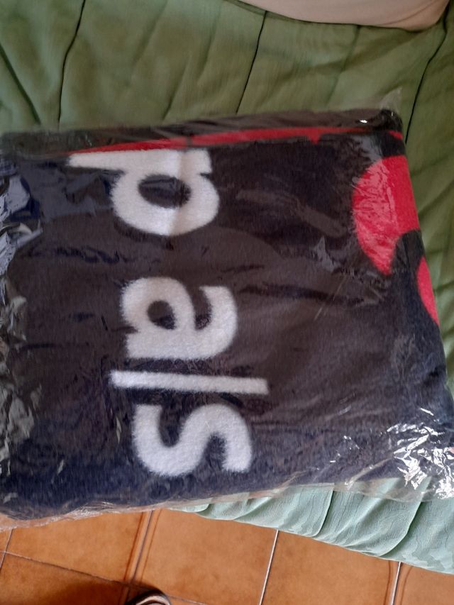 Coperta in pile con stemma