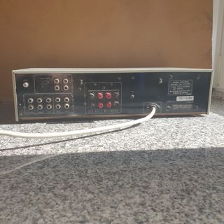 Amplificador estéreo clásico de la marca Hitachi.