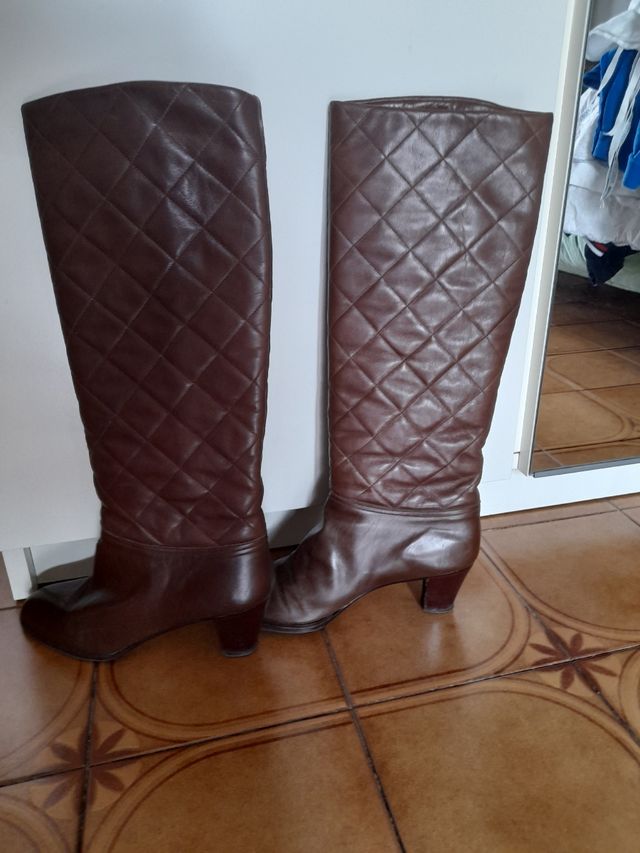 Stivali alti in pelle marrone trapuntati