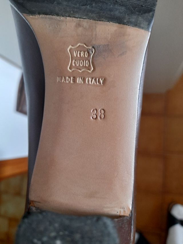 Stivali alti in pelle marrone trapuntati