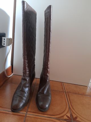 Stivali alti in pelle marrone trapuntati