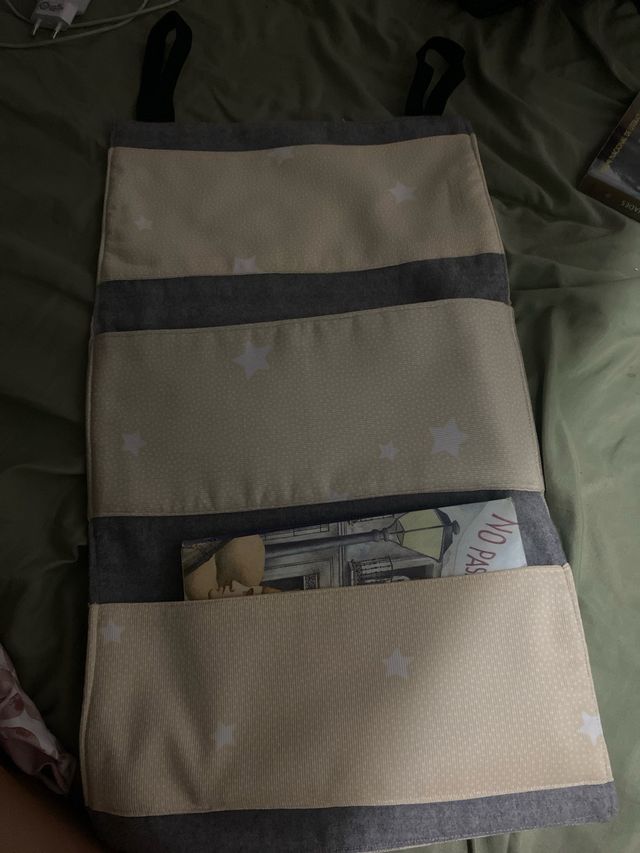 Colgador de tela beige y gris con estrellas