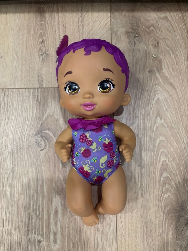 Muñeca bebé morada con estampado de fresas