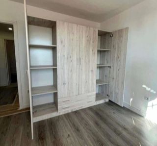 Armario blanco de madera