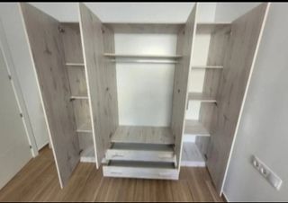 Armario blanco de madera