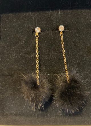 Pendientes largos con pompón negro y cadena dorada