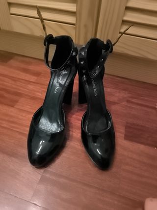 Tacones negros talla 39. 
