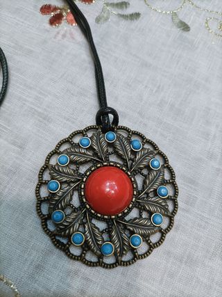Collana con medaglione/ciondolo rosso e turchese