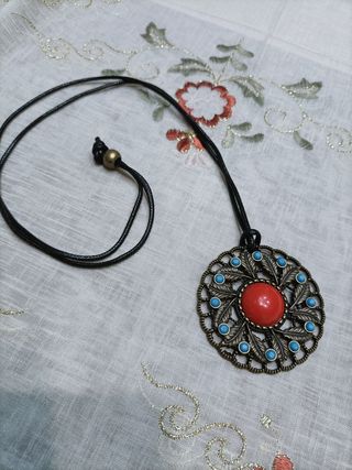 Collana con medaglione/ciondolo rosso e turchese