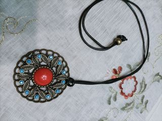 Collana con medaglione/ciondolo rosso e turchese
