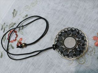 Collana con medaglione/ciondolo rosso e turchese