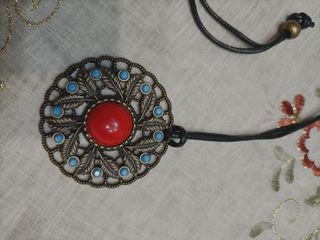 Collana con medaglione/ciondolo rosso e turchese