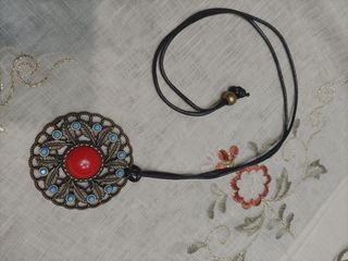 Collana con medaglione/ciondolo rosso e turchese