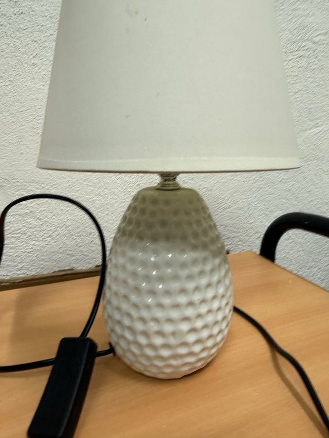 Lámpara de mesa cerámica texturizada