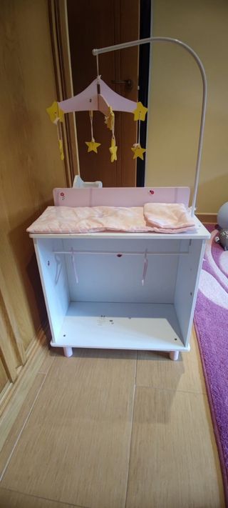 Cambiador, bañera, armario para muñecas