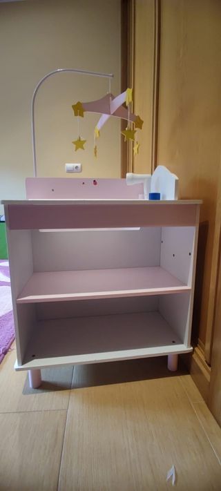 Cambiador, bañera, armario para muñecas