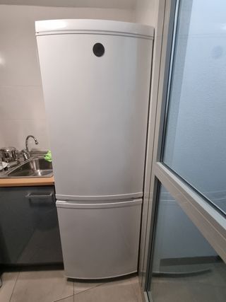 Frigorífico blanco. LA MANGA