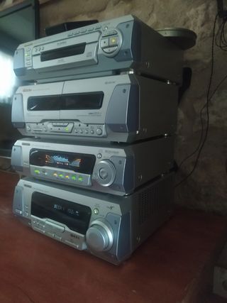 Equipo de música tecnis todo funciona bien.