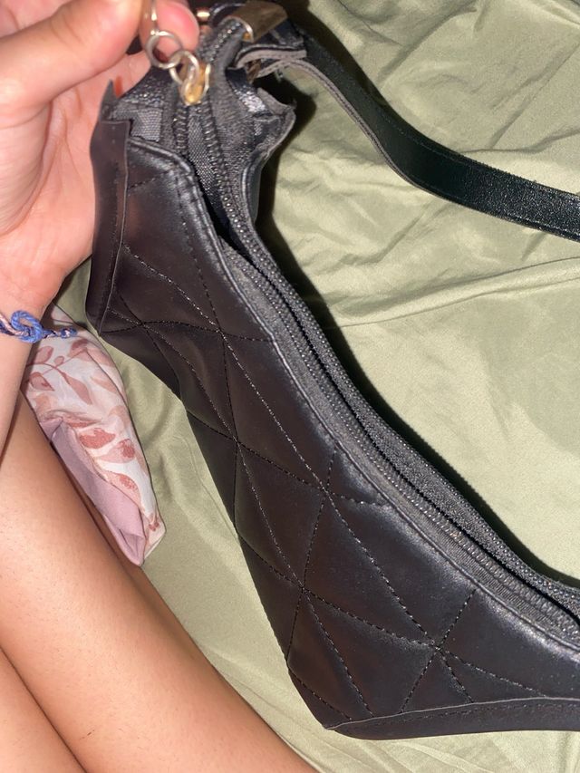 Bolso negro acolchado