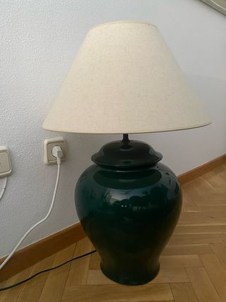 Lámpara de mesa verde con tulipa beige