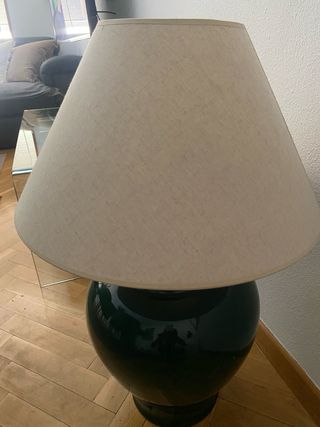 Lámpara de mesa verde con tulipa beige
