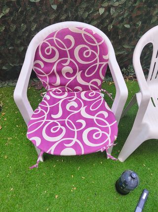 4 Sillas de plástico blancas con cojines