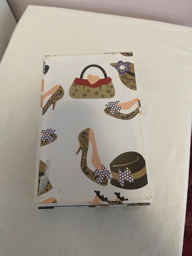 Caja decorativa con diseño de zapatos