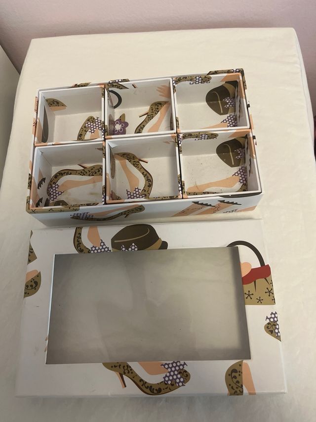 Caja decorativa con diseño de zapatos