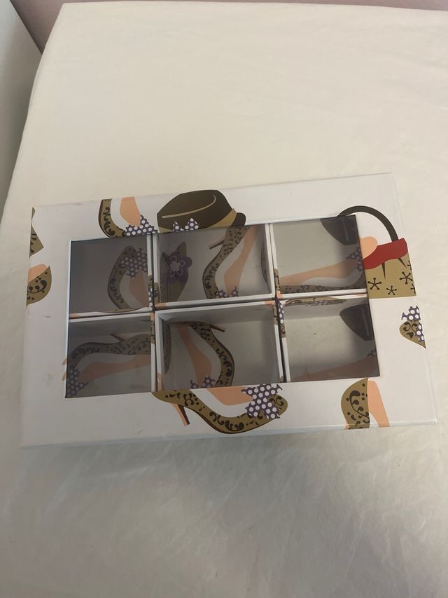 Caja decorativa con diseño de zapatos